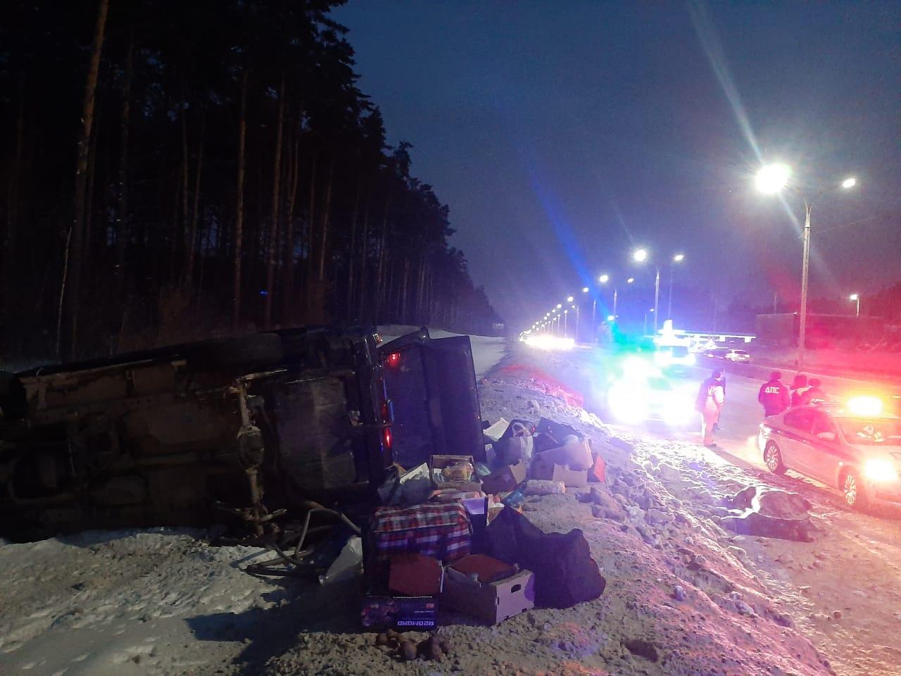 Фото В Новосибирске водитель Jeep погиб после наезда на сугроб 3